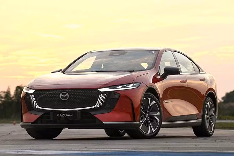 Mazda6e là sản phẩm hợp tác giữa Mazda và Changan, phát triển dựa trên nền tảng của mẫu Deepal L07. Tại Trung Quốc, mẫu xe này được bán dưới tên Mazda EZ-6, trong khi tại các thị trường quốc tế, bao gồm Thái Lan và rất có thể là cả Việt Nam. Phiên bản bán tại Thái Lan được sản xuất tại nhà máy Changan Mazda Automobile ở Nam Kinh (Trung Quốc).