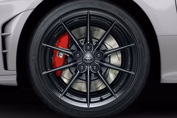 Để khắc phục điều này, các kỹ sư của Toyota đã giảm đường kính vô lăng và thiết kế lại phần tay cầm để người lái xoay linh hoạt hơn trong các tình huống đánh lái gắt. Đồng thời, hãng còn bố trí lại các nút điều khiển để mỗi nút có vị trí riêng biệt trên vô lăng. Bên cạnh đó, các nút bấm cũng được bổ sung đèn nền giúp dễ nhận biết hơn khi lái xe ở cường độ cao.