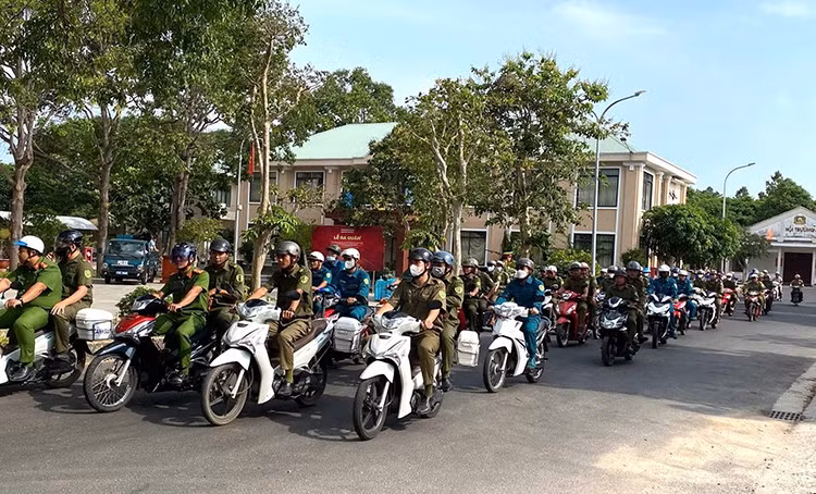 Lực lượng chức năng các phường đồng loạt ra quân bóc dỡ quảng cáo sau lễ phát động.