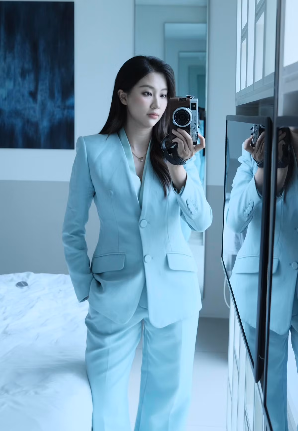 Bên cạnh profile đúng chuẩn “học bá”, Khổng Hạnh Nguyên còn gây ấn tượng bởi nhan sắc ngọt ngào. Cô cũng thường đăng tải một số hình ảnh vi vu ở Hàn Quốc, ngoài ra chủ yếu tập trung cho công việc.