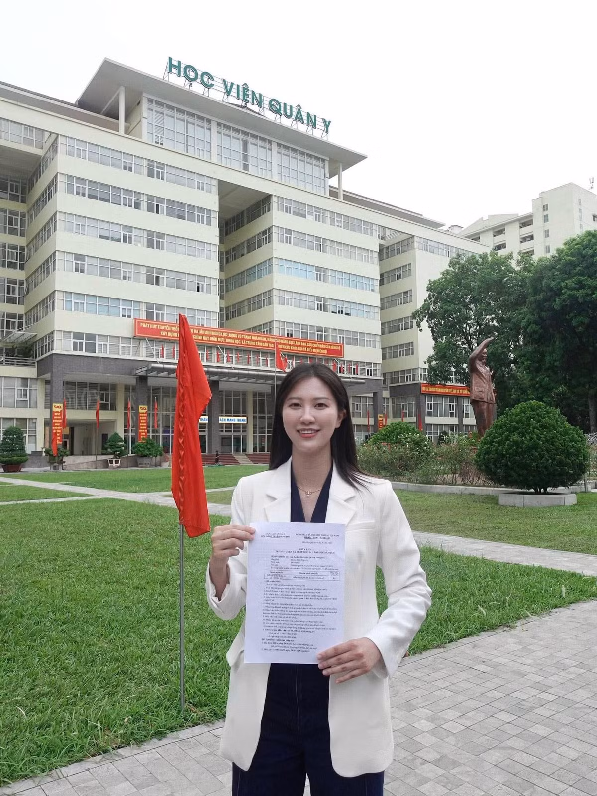 Đáng chú ý hơn, Khổng Hạnh Nguyên là 1 trong 3 bác sĩ nội trú đầu tiên chuyên ngành phẫu thuật tạo hình thẩm mỹ của Học viện Quân Y.