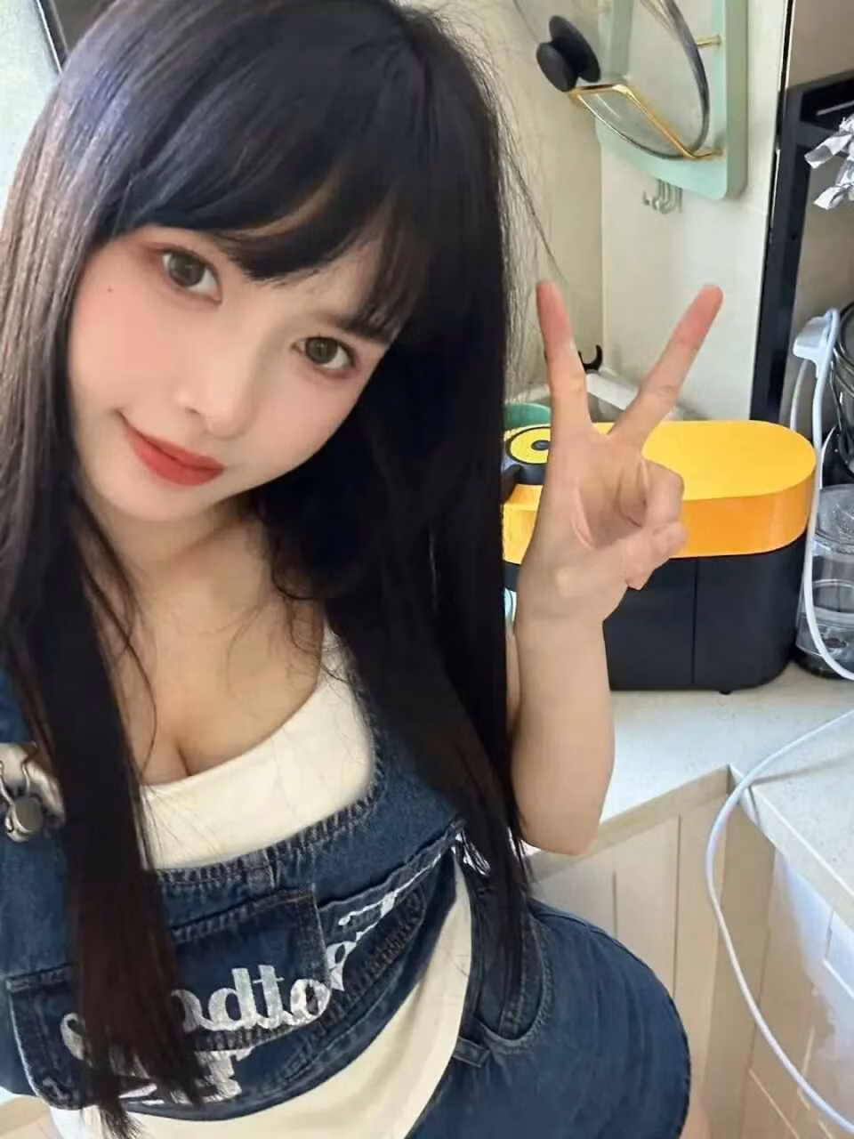 Rõ ràng, khó ai có thể nhận ra được Luo Xin trong mộng bấy lâu lại là một con người khác biệt đến vậy. Thậm chí, nhiều fan còn đặt nghi vấn, cho rằng nữ MC đã can thiệp thẩm mỹ để sở hữu nhan sắc như hiện tại.