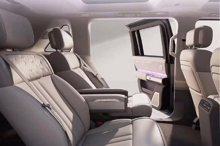 Hệ thống sử dụng bộ pin dung lượng 34 kWh, cho phép xe di chuyển tối đa khoảng 109 km chỉ bằng năng lượng điện. Một điểm đáng chú ý khác là khả năng sạc nhanh với công suất tối đa lên tới 350 kW.
