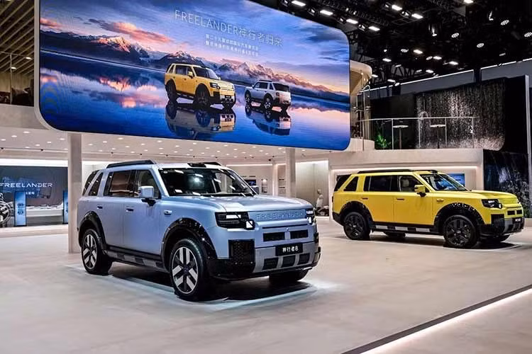 Tại thị trường Trung Quốc, xe được phân phối với 4 phiên bản cấu hình chính, khởi điểm từ 339.900 nhân dân tệ, tương đương khoảng 1,318 tỷ đồng. Bản cao nhất First Edition với số lượng 1.000 chiếc trên toàn cầu, mang mức giá niêm yết 459.900 nhân dân tệ, tương đương khoảng 1,783 tỷ đồng.