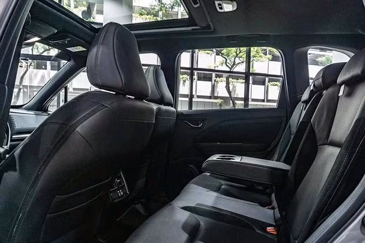 Điểm nhấn khác biệt của Subaru Forester e-Boxer Hybrid so với phiên bản máy xăng đương nhiên nằm bên dưới nắp ca-pô. Tại đây, xe được trang bị hệ truyền động hybrid, bao gồm máy xăng 4 xi-lanh, dung tích 2.5L.
