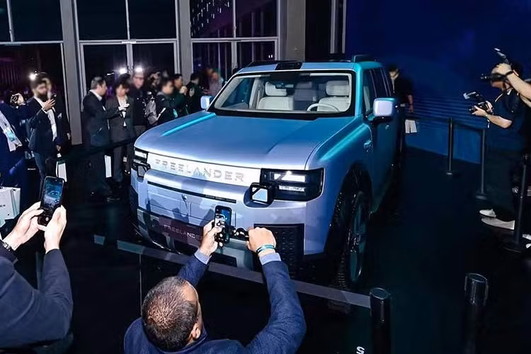 Mẫu xe đầu tiên của thương hiệu mới là Freelander 8. Đây là SUV 3 hàng ghế được Chery phát triển, từng xuất hiện dưới dạng Concept 97 trước khi phiên bản thương mại Freelander 8 được giới thiệu vào tháng 4/2026