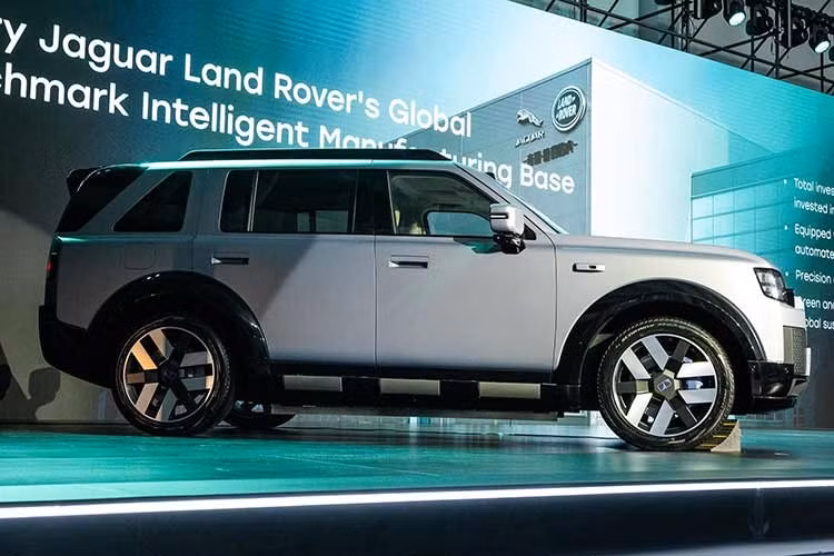 Trước đây, Freelander vốn là tên gọi dành cho dòng SUV hạng sang cỡ nhỏ của thương hiệu Land Rover. Đến năm 2024, quyền sử dụng tên gọi này được nhượng lại cho tập đoàn Chery nhằm phát triển các dòng xe điện hóa dành riêng cho thị trường xuất khẩu.