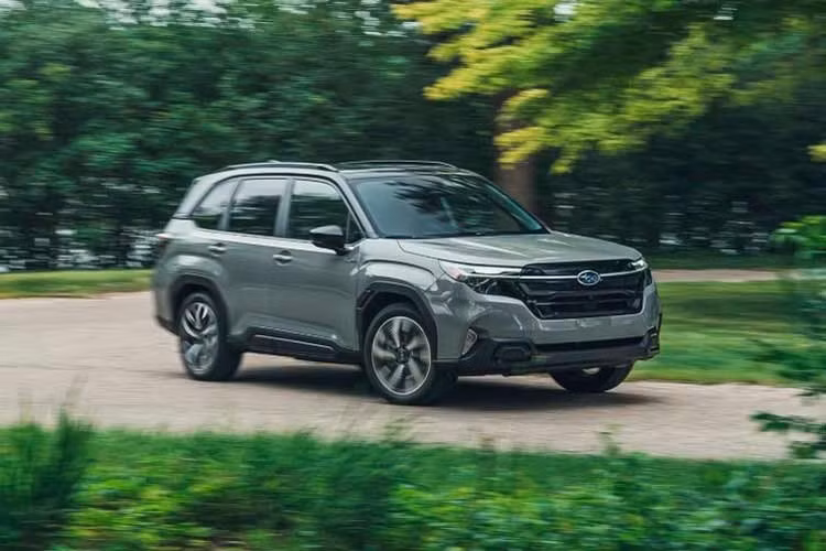 Theo tin đồn, Subaru Forester e-Boxer Hybrid nhập khẩu từ Nhật Bản về Việt Nam sẽ có giá lên đến 1,5 tỷ đồng. Nếu giá bán này là chính thức, Subaru Forester Hybrid sẽ cao hơn nhiều so với đối thủ trực tiếp là Honda CR-V e:HEV. Mẫu xe nhà Honda hiện có giá từ 1,17-1,25 tỷ đồng.