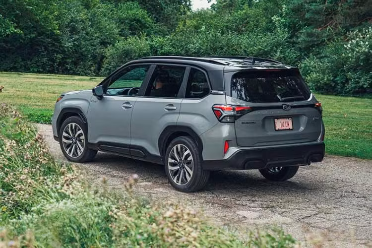 Với hệ truyền động hybrid, Subaru Forester e-Boxer Hybrid 2026 mới chỉ tiêu thụ lượng xăng từ 5,32-5,43 lít/100 km trên đường hỗn hợp, thấp hơn đáng kể so với mức 7,1-7,4 lít/100 km của bản máy xăng.