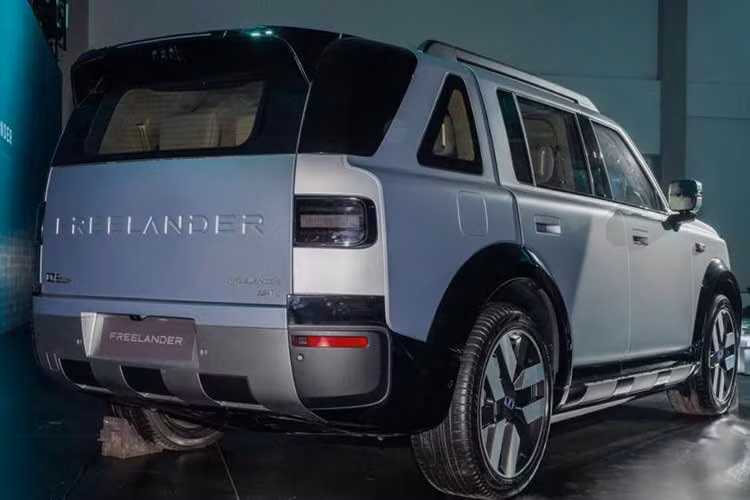Sự thay đổi này cũng đánh dấu việc dừng sản xuất các dòng xe Jaguar Land Rover truyền thống tại nhà máy Trường Sa (Trung Quốc) để chuyển sang dây chuyền lắp ráp các mẫu xe mới mang thương hiệu Freelander trên nền tảng của Chery.