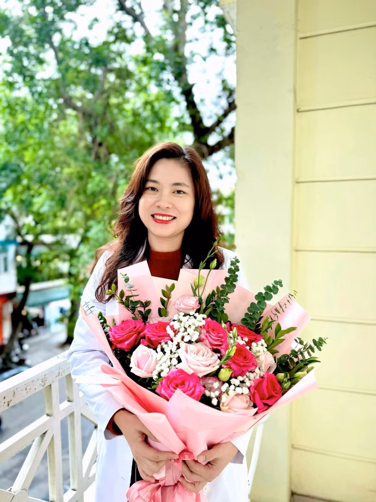 Nhiều người nhìn vào hình ảnh đời thường bác sĩ Giang thì càng thêm phần xuýt xoa: Người đâu mà đã giỏi giang lại còn xinh đẹp, đúng chuẩn “con nhà người ta trong truyền thuyết”.