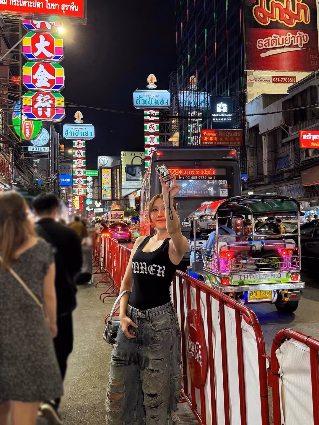 Uyển Ân tranh thủ selfie bằng chiếc máy ảnh kĩ thuật số đang hot thời gian qua.