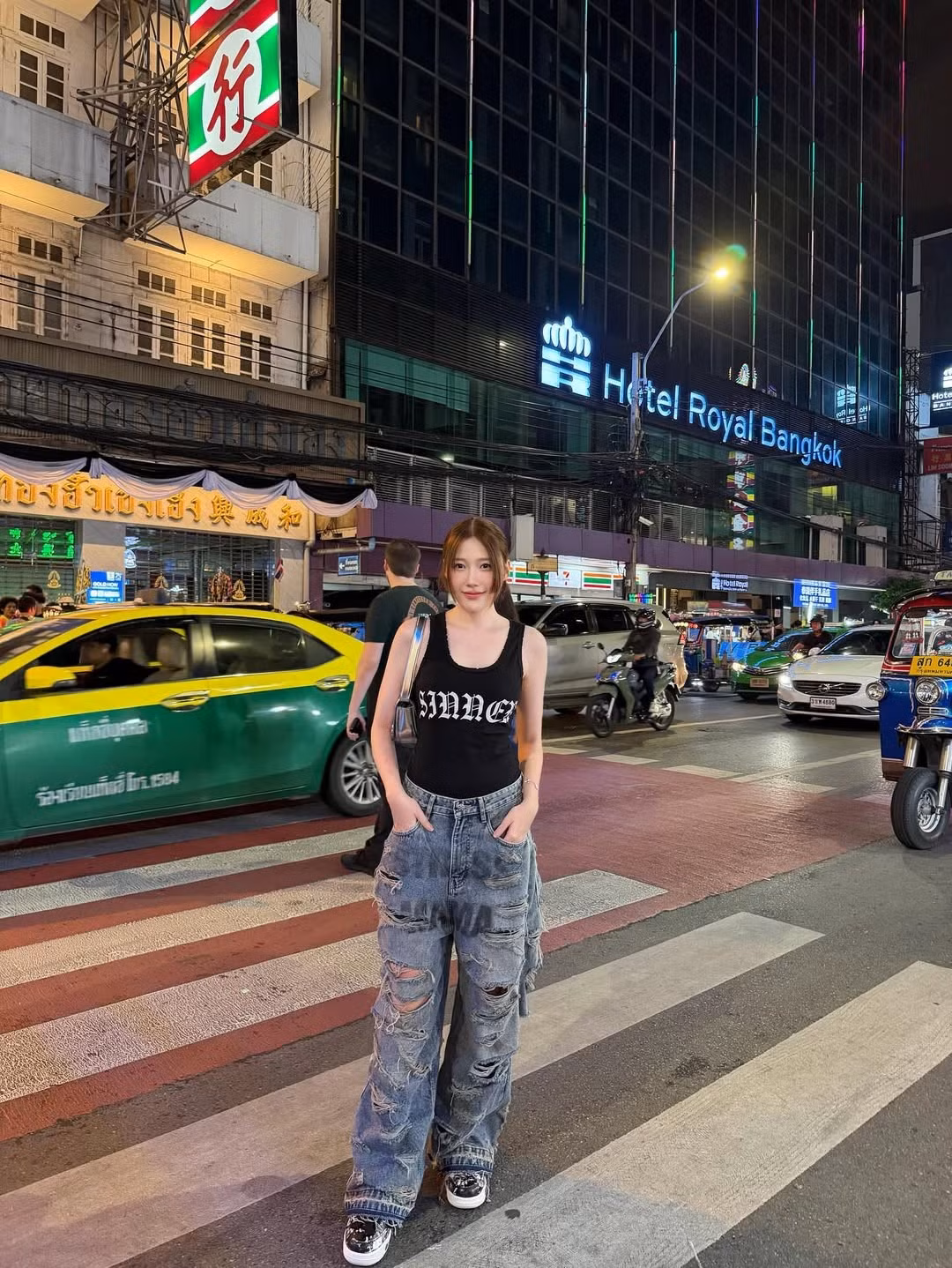 Tâm điểm của bộ trang phục chính là chiếc quần jeans baggy (dáng thụng) màu xám khói. Chiếc quần được thiết kế mài rách "tơi tả" (distressed) cực kỳ cá tính, tạo nên vẻ ngoài bụi bặm và có phần "nổi loạn".