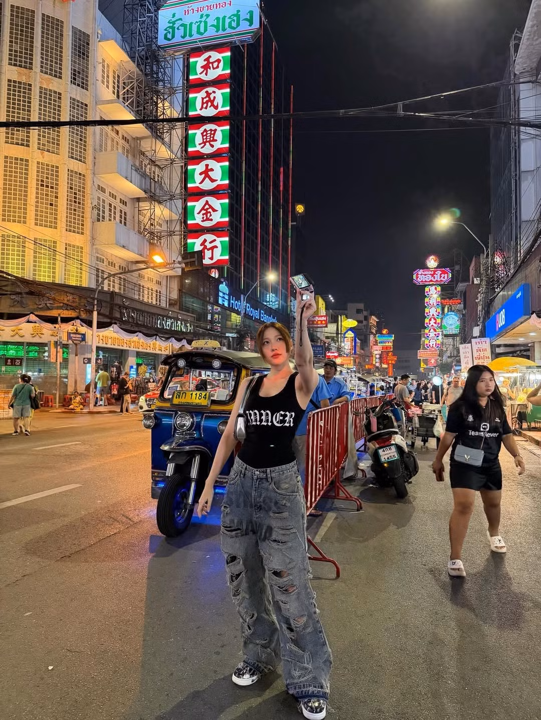 Cách phối đồ này vừa khoe được bờ vai mảnh mai, làn da trắng sứ, vừa tôn lên vòng eo thon gọn, tạo sự tương phản thú vị với chiếc quần hầm hố.