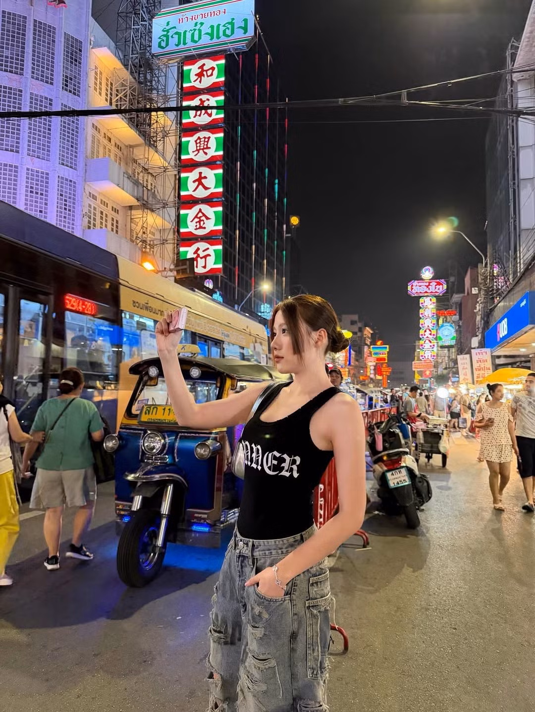 Để cân bằng lại, Huỳnh Uyển Ân kết hợp cùng một chiếc áo tank top (ba lỗ) màu đen ôm sát cơ thể, có in chữ "SINNER" theo phong cách gothic.