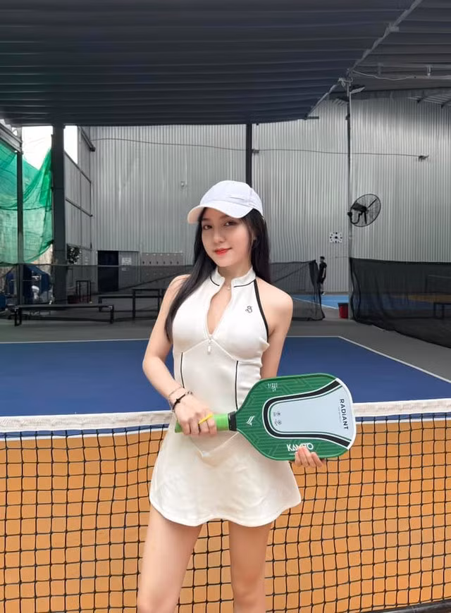 Netizen rằng, sân pickleball Nguyễn Mai nên là nơi tập trung vào kỹ năng và tinh thần thể thao, thay vì trở thành sân khấu biểu diễn. Thậm chí, nhiều bình luận có phần nhạy cảm đã xuất hiện bên dưới bài đăng.