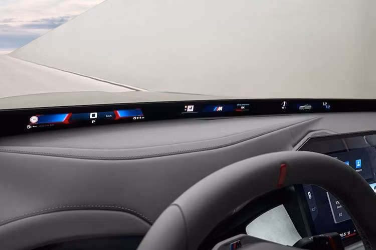 Khoang nội thất sở hữu phong cách thiết kế tối giản, sử dụng da BMW Individual Merino màu Smoke White, ốp Alcantara và trần Alcantara màu M Anthracite. Ô kính hình tam giác phía trước cột C có thêm giáp bảo vệ và được che kín từ bên trong.