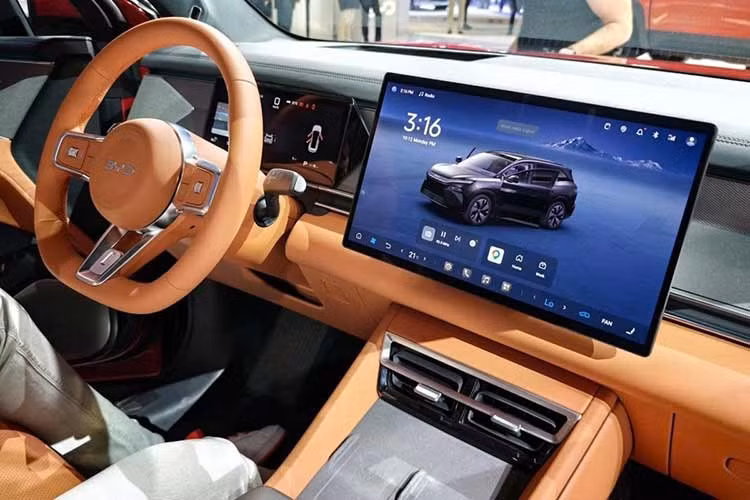 Cả hai phiên bản của mẫu SUV dài 5 m này đều sử dụng chung bộ pin và có khả năng sạc tương đương, nhưng hệ truyền động lại khác nhau. Phiên bản tiêu chuẩn Design được trang bị một mô-tơ điện có công suất 456 mã lực, truyền động cầu sau. Đây có thể là mức công suất đáng kể, nhưng khối lượng của bộ pin dung lượng lớn khiến xe mất tới 8 giây để tăng tốc từ 0-100 km/h.