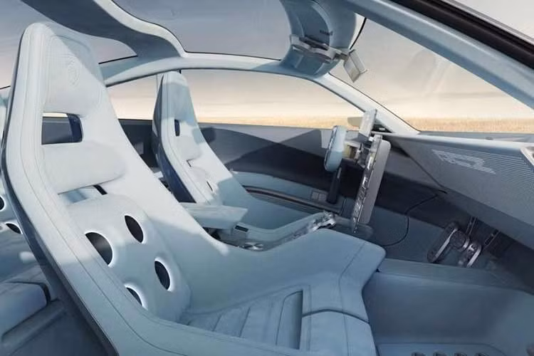 Không gian điều khiển i-Cockpit cũng nhận được sự điều chỉnh mới. Bảng đồng hồ hiển thị các thông số quan trọng như vận tốc hay dung lượng pin vẫn nằm phía trên vô-lăng để người lái dễ quan sát. Tuy nhiên, xe cắt giảm các màn hình cảm ứng cỡ lớn gây xao nhãng, thay vào đó là các màn hình micro LED cho phép tùy chỉnh thông tin hiển thị hoặc tắt hoàn toàn màn hình trung tâm.