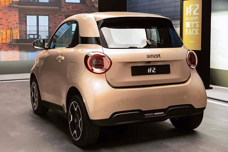 Những thay đổi của mẫu xe mini điện Smart #2 2027 bao gồm đồ họa thiết kế mới trong cụm đèn pha sắc sảo và đèn hậu hình tròn, bộ mâm hợp kim nhỏ hơn, tay nắm cửa thông thường cùng cản trước/sau đơn giản hóa. Đường ghép nối nắp ca-pô được đẩy lên cao hơn ở đầu xe trong khi lưới tản nhiệt dạng lưới được sơn cùng màu thân xe.