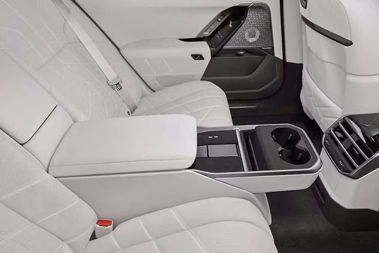 BMW Concept 7 Protection trang bị hệ thống đàm thoại nội bộ sử dụng micro và loa ngoài/trong xe, cho phép giao tiếp ra bên ngoài khi cửa và kính vẫn đóng kín. Hệ thống báo động tấn công đi kèm sẽ phát tín hiệu cảnh báo bằng âm thanh và hình ảnh. Cửa kính nâng hạ hai bên trước/sau hoạt động bằng điện nhưng không thể mở hoàn toàn.