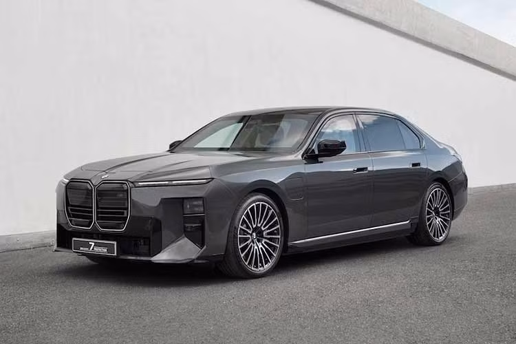 BMW Concept 7 Protection chống đạn là mẫu xe ý tưởng mới thuộc phân khúc sedan hạng sang bọc thép, hướng tới các khách hàng cá nhân, doanh nghiệp và tổ chức cần giải pháp bảo vệ tối ưu nhưng vẫn giữ sự kín đáo, tiện nghi cùng cảm giác lái đặc trưng của BMW.