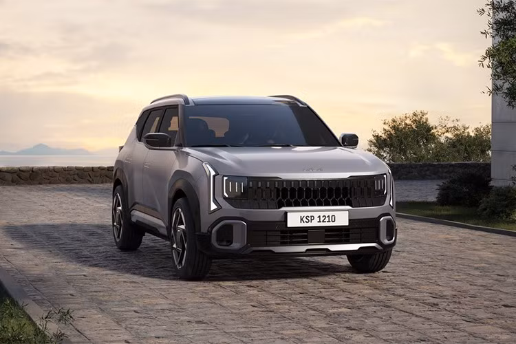 Kia Seltos Hybrid 2027 được định vị trong phân khúc SUV hạng C (C-SUV) đang tăng trưởng nhanh tại châu Âu, bổ sung thêm một lựa chọn vào danh mục xe điện hóa của Kia bên cạnh những mẫu xe như Sportage, Niro và K4 mới.
