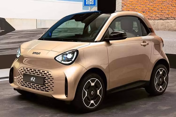 Thương hiệu xe cỡ nhỏ Smart của Mercedes-Benz đã giới thiệu mẫu xe đầu tiên cách đây 3 năm và được biết đến với tên gọi Fortwo. Mẫu xe đô thị 2 chỗ ngồi mang tính biểu tượng này đã bị ngừng sản xuất vào năm 2024. Chỉ 2 năm sau, Smart Fortwo đã có mẫu xe kế nhiệm trực tiếp mang tên Smart #2 hoàn toàn mới.