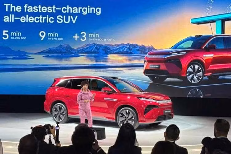 Những mẫu SUV điện có khả năng tăng tốc nhanh không còn là điều mới mẻ. Tuy nhiên, mẫu BYD Atto 8 2026 mới không chỉ tăng tốc nhanh trên đường thẳng mà còn có tốc độ sạc ấn tượng. Thậm chí, thời gian nạp đầy pin của mẫu xe điện này có thể còn ngắn hơn thời gian bạn đổ xăng và thanh toán khi sử dụng một chiếc SUV động cơ đốt trong.