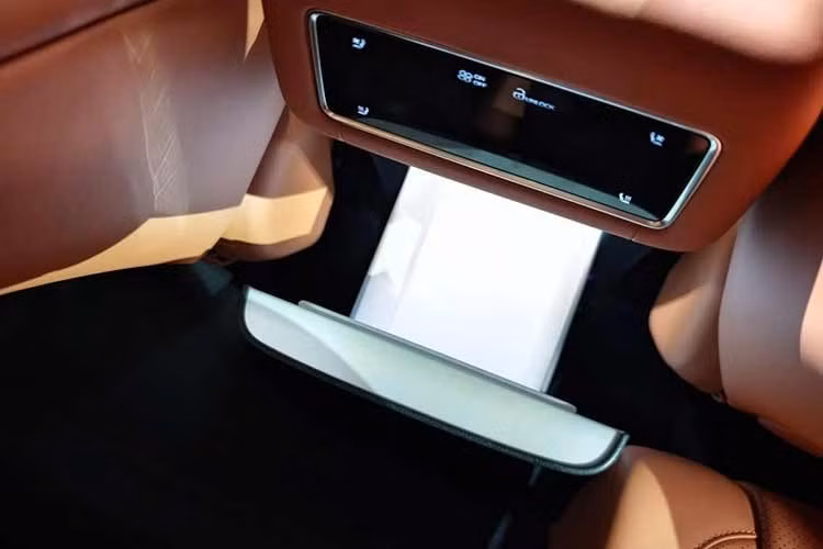 Phiên bản Excellence của BYD Atto 8 được bổ sung mô-tơ điện thứ hai, nâng tổng công suất lên 764 mã lực và rút ngắn thời gian tăng tốc từ 0-100 km/h xuống còn 4,6 giây. Tuy nhiên, phạm vi hoạt động cũng giảm xuống.