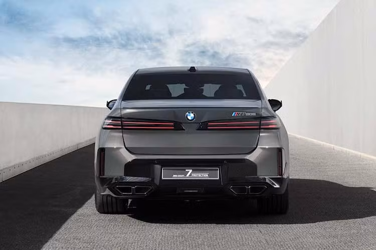Mẫu xe dựa trên nền tảng kỹ thuật của BMW M760e xDrive, trang bị hệ động lực plug-in hybrid gồm động cơ xăng 6 xi-lanh thẳng hàng 3.0L (313kW/426 mã lực) kết hợp mô-tơ điện (145kW/197 mã lực) tích hợp trong hộp số 8 cấp Steptronic và hệ dẫn động bốn bánh thông minh BMW xDrive.
