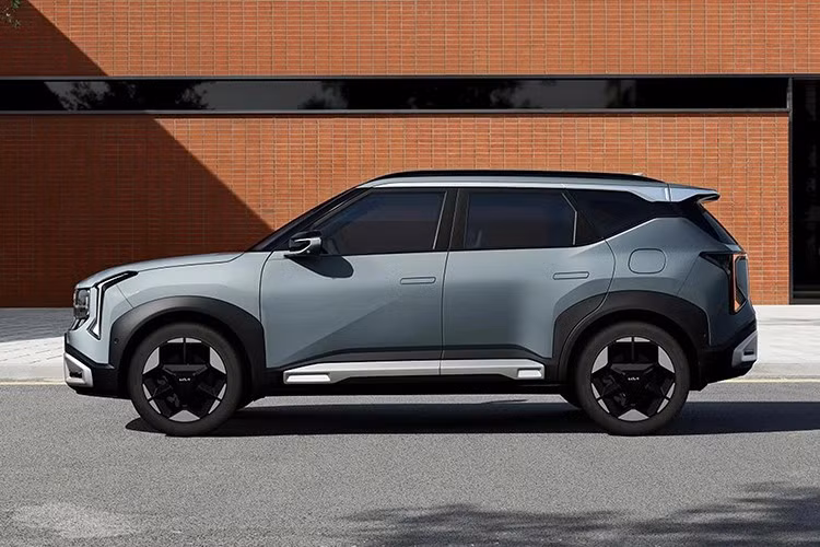 Mẫu xe SUV Kia Seltos thế hệ thứ hai mới này mang diện mạo khỏe khoắn với các chi tiết ốp thân xe, những đường nét góc cạnh và ngôn ngữ thiết kế mới của Kia.