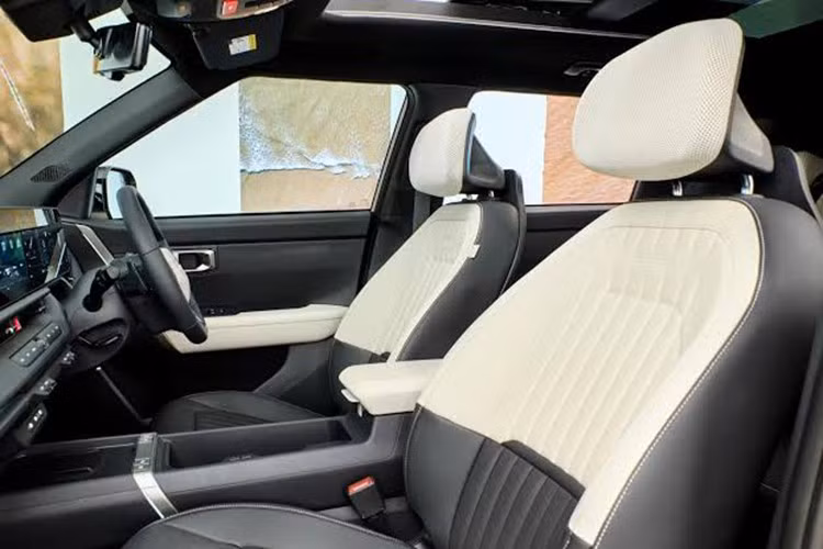Khác với hệ dẫn động 4 bánh cơ khí truyền thống, hệ thống e-AWD trên Kia Seltos Hybrid 2027 sử dụng mô-tơ điện để phân bổ mô-men xoắn giữa các cầu, cho phép phản ứng nhanh tùy theo điều kiện vận hành.