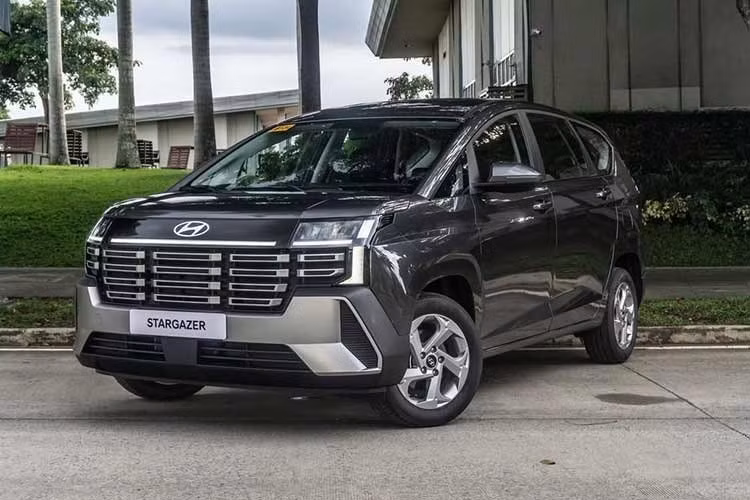 Hyundai Stargazer nâng cấp Ở phân khúc MPV phổ thông, Hyundai Stargazer bản nâng cấp giữa vòng đời cũng sắp ra mắt thị trường Việt. Xe đã xuất hiện tại trung tâm thử nghiệm khí thải ở Hà Nội vào cuối tháng 1 và một số đại lý cũng đã bắt đầu nhận đặt cọc, dự kiến bàn giao từ khoảng tháng 3/2026.