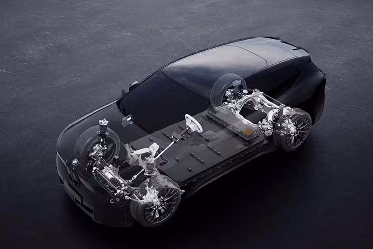 Vào thời điểm hiện tại, BMW iX3 2026 chỉ có 1 phiên bản là iX3 50 xDrive, dùng 2 mô-tơ điện có tổng công suất 463 mã lực và mô-men xoắn cực đại 645 Nm. Xe có thể tăng tốc từ 0-97 km/h trong 4,7 giây và đạt tốc độ tối đa 209 km/h. Thêm vào đó là các chế độ lái Sport, Efficient, Silent và Personal.