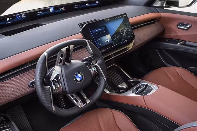 Bên trong mẫu SUV điện này là không gian nội thất được thiết kế theo hơi hướng tối giản và hiện đại. Tại đây, hãng BMW đã bố trí những trang bị như bảng đồng hồ kỹ thuật số Panoramic iDrive trải dài sát kính lái, màn hình cảm ứng trung tâm 17,9 inch và màn hình hiển thị thông tin kính lái HUD 3D tùy chọn. Tất cả đều hoạt động dựa trên hệ điều hành BMW Operating System X mới, mang lại giao diện gọn gàng và trực quan hơn.