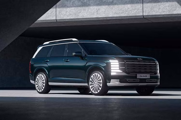Hyundai Palisade thế hệ mới ﻿Trong khi đó, Hyundai Palisade thế hệ mới cũng đang thu hút sự quan tâm lớn của người dùng Việt và nhiều đại lý cũng đã bắt đầu nhận cọc. Thế hệ thứ hai không chỉ nhận được những tinh chỉnh đáng chú ý về thiết kế mà còn bổ sung tùy chọn hybrid lần đầu tiên.Hệ truyền động mới kết hợp động cơ xăng tăng áp 2.5L với mô-tơ điện, cho tổng công suất 329 mã lực.