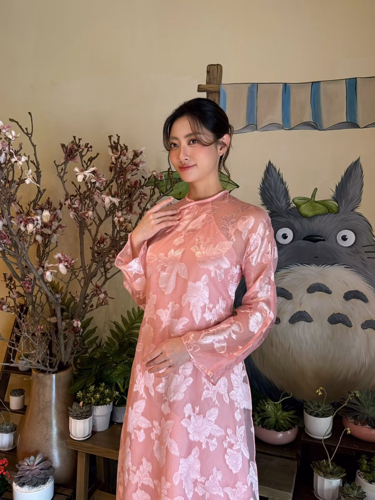 Không ít người nhận xét, Lương Thùy Linh vẫn giữ được vẻ thanh lịch đặc trưng, đồng thời toát lên nguồn năng lượng tích cực của một người trẻ yêu thể thao.