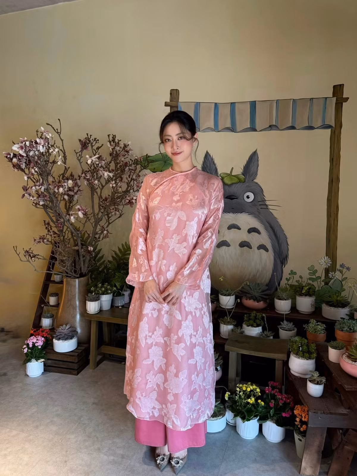Được biết, tennis là bộ môn mà Lương Thùy Linh duy trì trong sinh hoạt thường ngày. Cô thường chia sẻ hình ảnh tập luyện thể thao, từ chạy bộ, gym đến tennis, như một cách cân bằng giữa công việc và cuộc sống. Việc ra sân đầu năm được xem như thói quen mang ý nghĩa lấy may, khởi động tinh thần cho một năm mới năng động và nhiều mục tiêu.