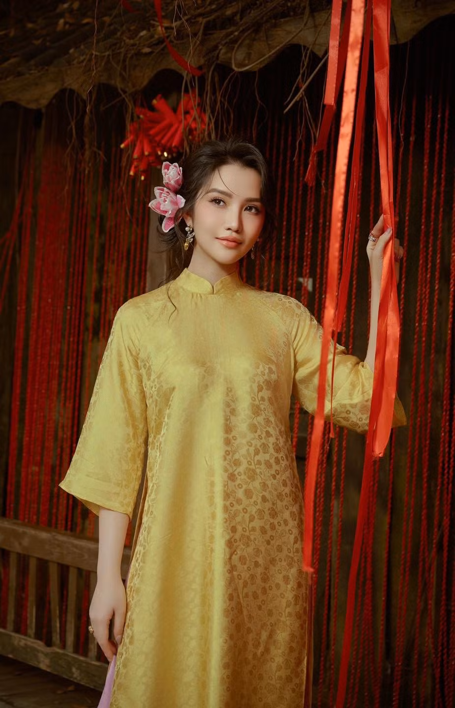 Trong hình, Primmy Trương và bạn diện trang phục váy dạ hội khi tham gia một sự kiện. Trả lời thắc mắc của một người bạn, bà Trang cho hay khoảnh khắc này được chụp năm 2007, khi đó Primmy Trương khoảng 14 tuổi.