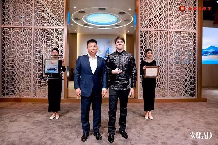 Semenov được cho là đã tham dự các sự kiện của Hongqi tại cả Trung Quốc và Dubai. Có thể qua những sự kiện này, ông đã nảy sinh mối quan tâm đặc biệt với mẫu xe hạng sang của thương hiệu nội địa Trung Quốc.