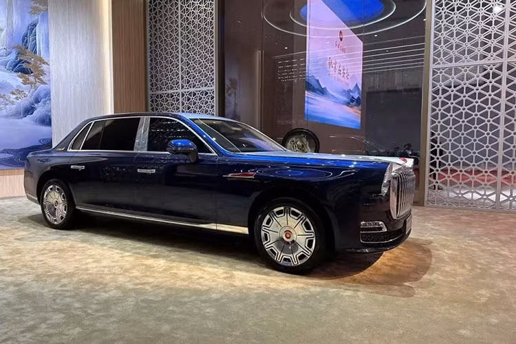 Chiếc limousine độc nhất vô nhị này hiện đang trên đường đến Dubai. Nếu đang sống tại đây, rất có thể bạn sẽ bắt gặp chiếc xe sang của Trung Quốc này trên đường phố Dubai trong vòng một tháng tới.