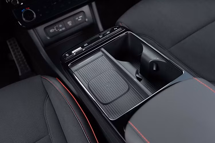 Xe sử dụng hệ dẫn động 4 bánh toàn thời gian HTRAC và cung cấp 4 chế độ lái, hỗ trợ người điều khiển linh hoạt hơn trong nhiều điều kiện vận hành.
