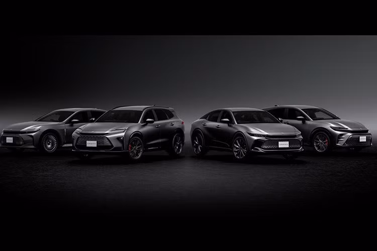 Sơn nhám có thể không phải là gu của tất cả mọi người, nhưng Toyota dường như cho rằng đây là xu hướng đang lên. Vài tháng sau khi Crown Estate ra mắt tại thị trường Nhật Bản, hãng Toyota đã vén màn phiên bản đặc biệt mang tên Limited Matte Metal của mẫu xe này và khai thác triệt để xu hướng sơn nhám.