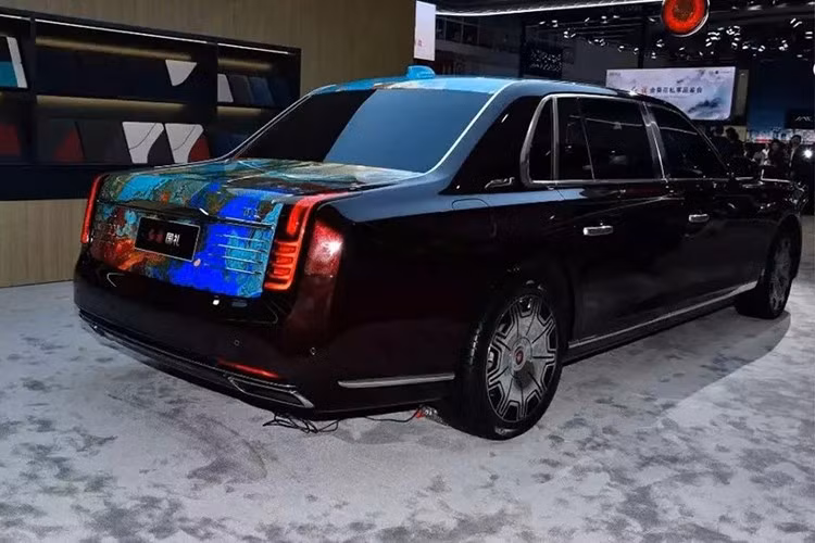 Chiếc xe mà đại gia Trung Đông đặt mua có ngoại thất phối hai tông màu xanh ngọc lam và trắng ánh trăng. Trong khi đó, nội thất của xe sử dụng tông xanh đậm với các chi tiết trắng tương phản.