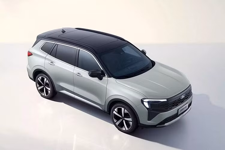 Dự kiến sẽ có mặt tại các đại lý Ford ở Brazil vào tháng tới, Territory nâng cấp cũng được thiết kế lại phần đầu xe, tương tự Equator Sport tại Trung Quốc. Tại khu vực này, xe bị loại bỏ cụm đèn pha chia đôi cũ. Thay vào đó là lưới tản nhiệt mới với họa tiết mạ chrome bắt mắt cùng cản trước và sau tái thiết kế.