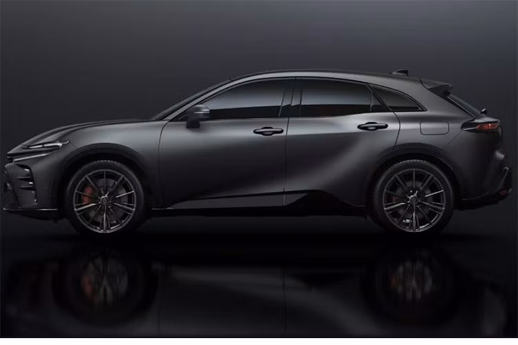 So với bản thường, Toyota Crown Estate Limited Matte Metal sở hữu thiết kế tổng thể giữ nguyên. Điểm nhấn của mẫu xe này nằm ở màu sơn xám nhám mới. Trước đó, hãng Toyota cũng đã áp dụng màu sơn nhám cho các thành viên khác của dòng xe Crown thế hệ mới ở xứ sở hoa anh đào, bao gồm Crossover, Sport và Sedan.