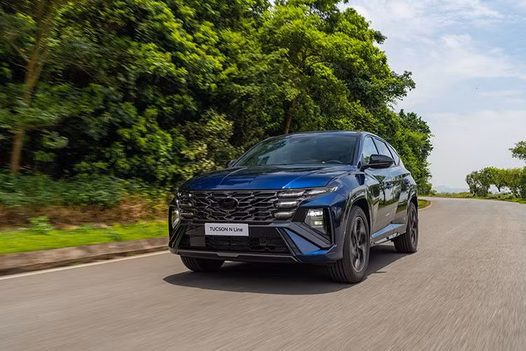 Tucson N Line cũng được trang bị gói an toàn tiên tiến Hyundai SmartSense gồm: hỗ trợ phanh khẩn cấp, giữ làn đường, ga tự động thông minh (SCC), và camera 360 độ toàn cảnh.