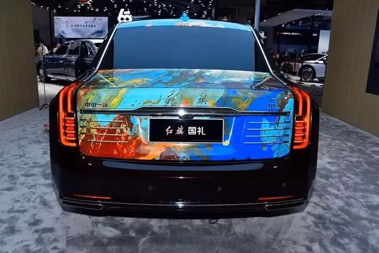 Chính thức ra mắt thị trường Trung Quốc vào hồi tháng 6/2024, Hongqi Guoli là mẫu xe dành cho lãnh đạo cấp cao và được bán dưới thương hiệu mới mang tên Golden Sunflower. Đây là thương hiệu được Hongqi dành riêng cho những mẫu xe đắt đỏ và sang trọng nhất trong dải sản phẩm của hãng.