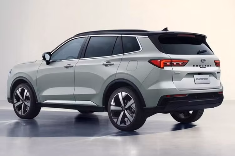 Trên cản trước và sau đều có các chi tiết sơn cùng màu thân xe thay vì sơn đen như Ford Equator Sport tại Trung Quốc. Xe vẫn có chiều dài 4.685 mm như cũ nhưng được trang bị bộ mâm 19 inch mới và tay nắm cửa mạ crôm. Tại thị trường Trung Quốc, Ford Equator Sport mới dùng mâm 20 inch ở bản cao cấp.